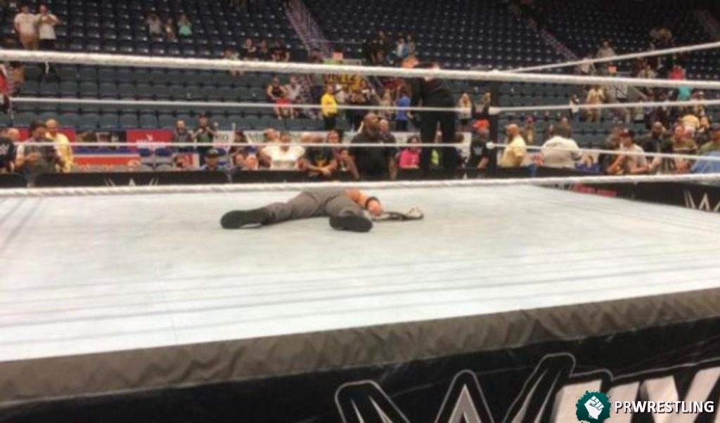 Ambrose juega a ‘muerto’ en el ring por más de 15 minutos en show WWE