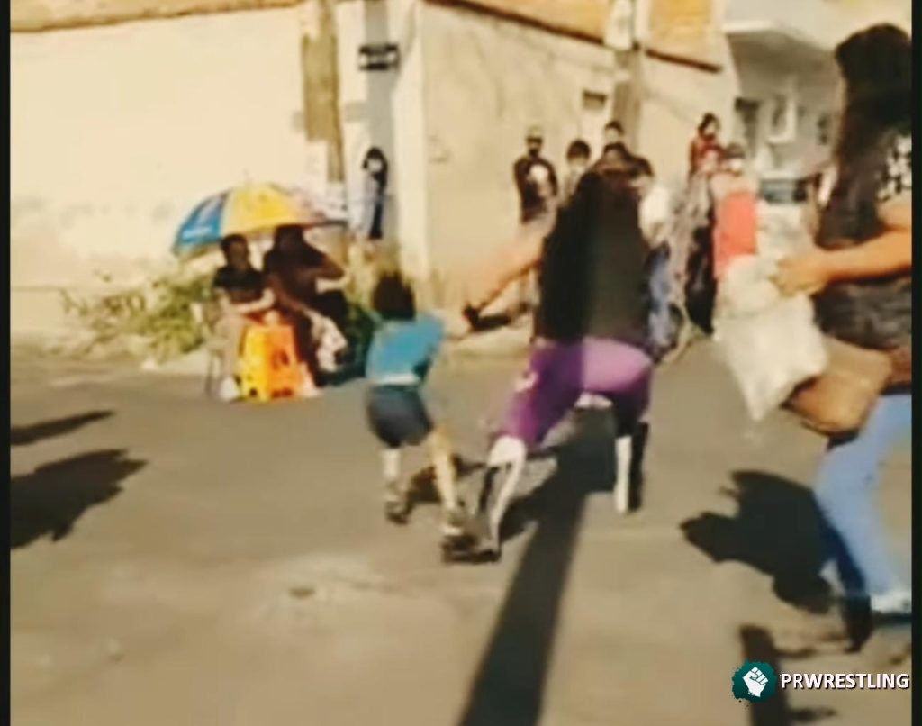 México: Indignación con luchador tras agredir a niño en medio de combate
