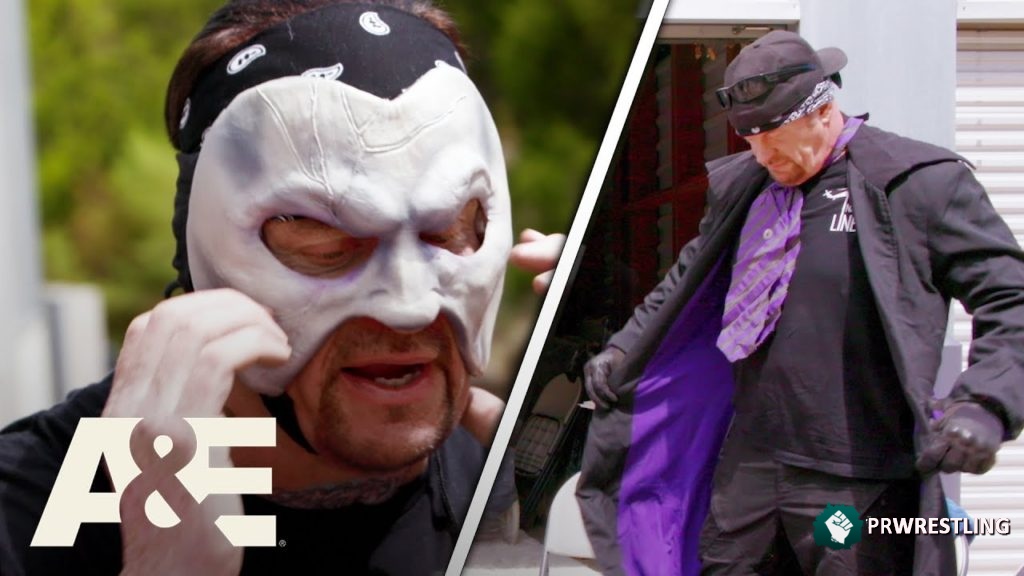 Video: Undertaker encuentra viejo atuendo y máscara