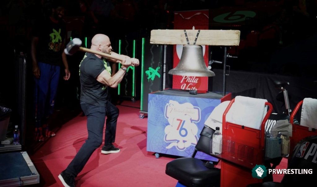 Video: Triple H “marronea” la campana de los 76ers de la NBA