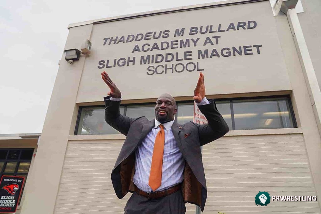 Escuela añade a Titus O’Neil a su nombre