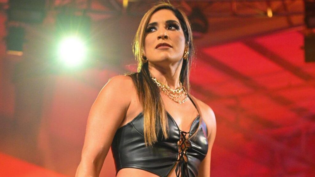 “Mala, mala promo de lucha libre”: Vince Russo critica a la WWE por escribir expresiones mediocres para estrella de RAW raquel