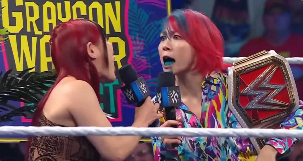 Traducción de segmento entre Asuka e IYO Sky en WWE Smackdown revela “malas palabras” Asuka Iyo Sky