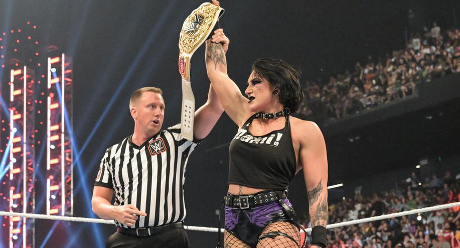 Se espera que ex campeona de WWE rete a Rhea Ripley, expresa "Mami"