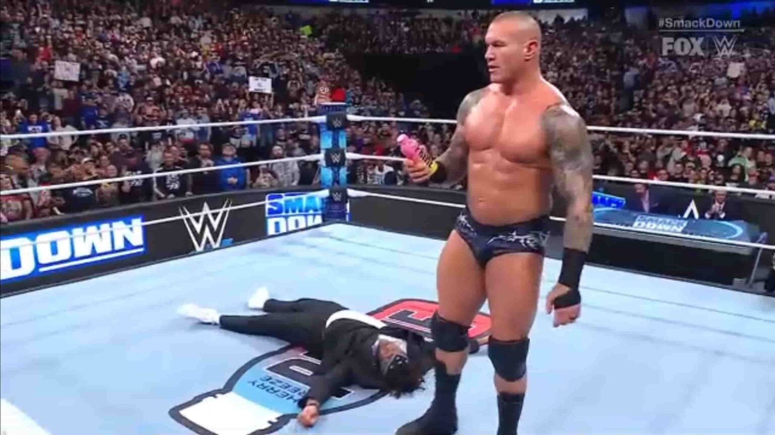 Estrella aparece por primera vez en SmackDown; es inmediatamente humillado por Randy Orton Randy Orton