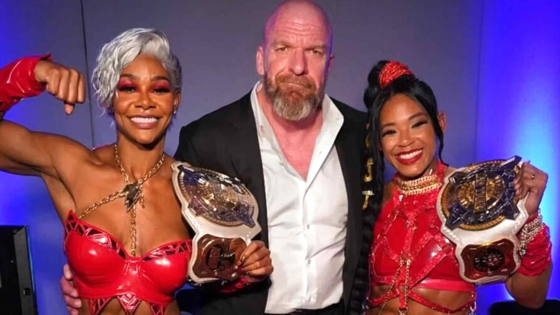 jade Cargill y Bianca Belair junto a Triple H