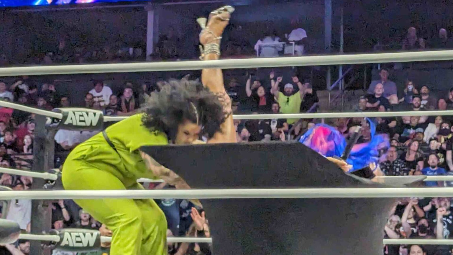 Mercedes Mone (Sasha Banks) es lanzada a través de una mesa por Willow Nigthtindale en AEW Dynamite Mercedes