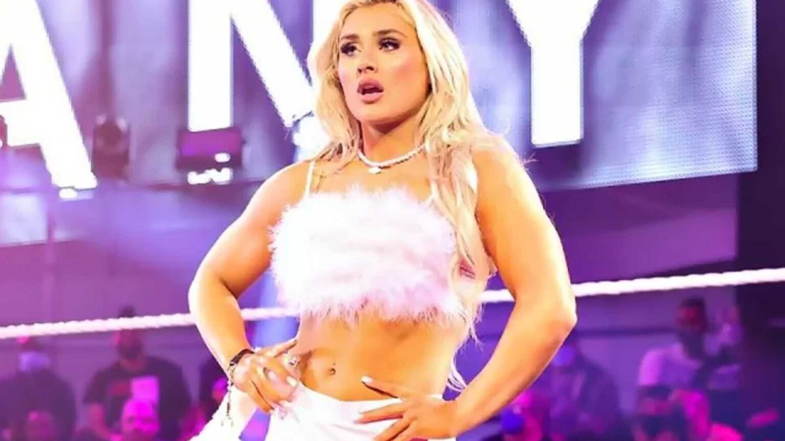 Tiffany Stratton tiene sus coronas listas para ganar el torneo de Queen of the Ring en WWE Stratton