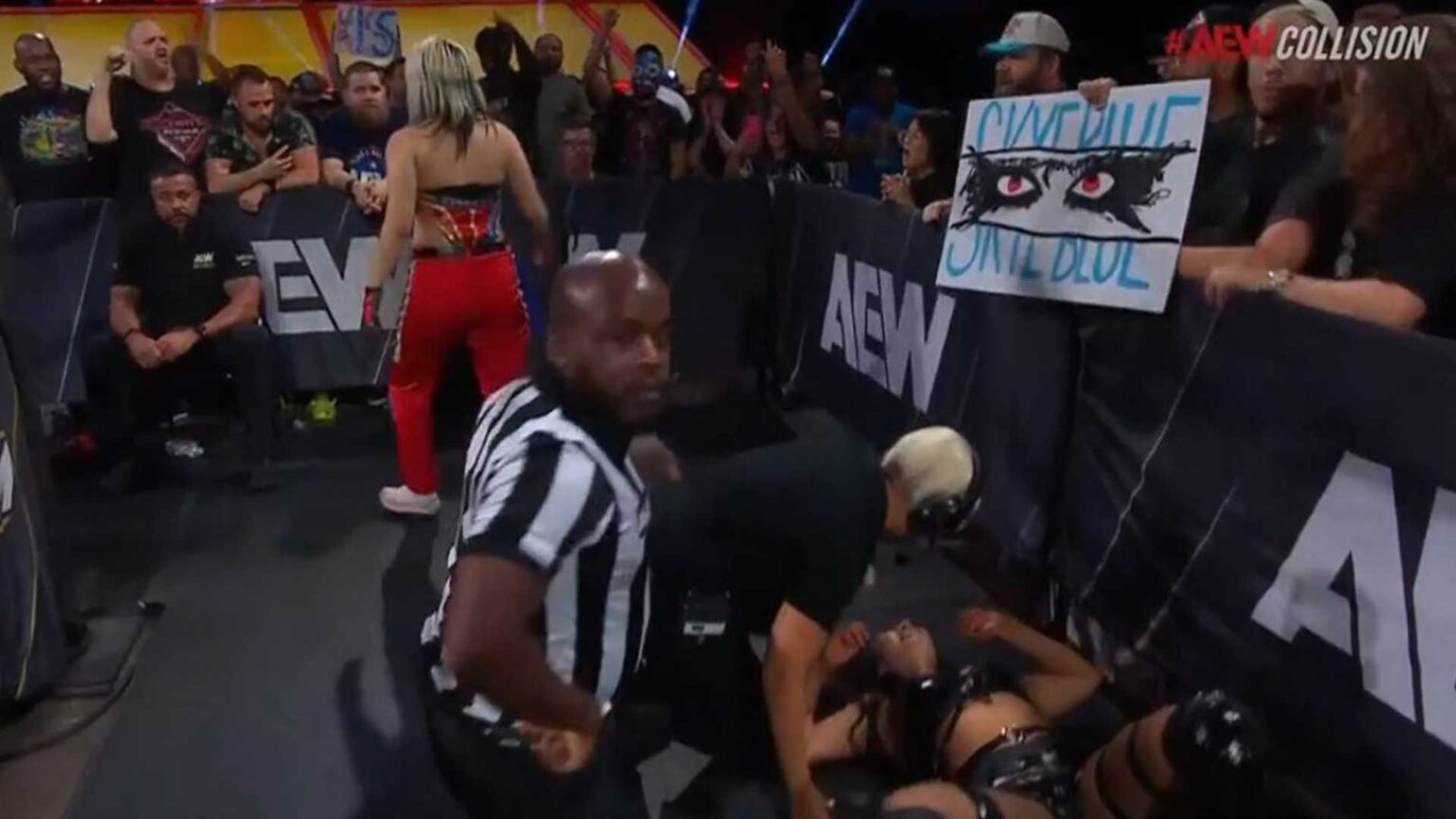 Detienen combate tras lesión de luchadora en AEW Collision Skye Blue