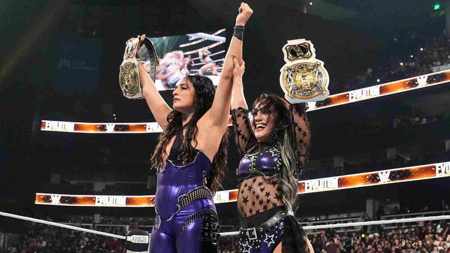 Raquel Rodríguez vista con otra estrella femenina de la WWE después de reemplazar a Liv Morgan con Roxanne Pérez Raquel Roxanne