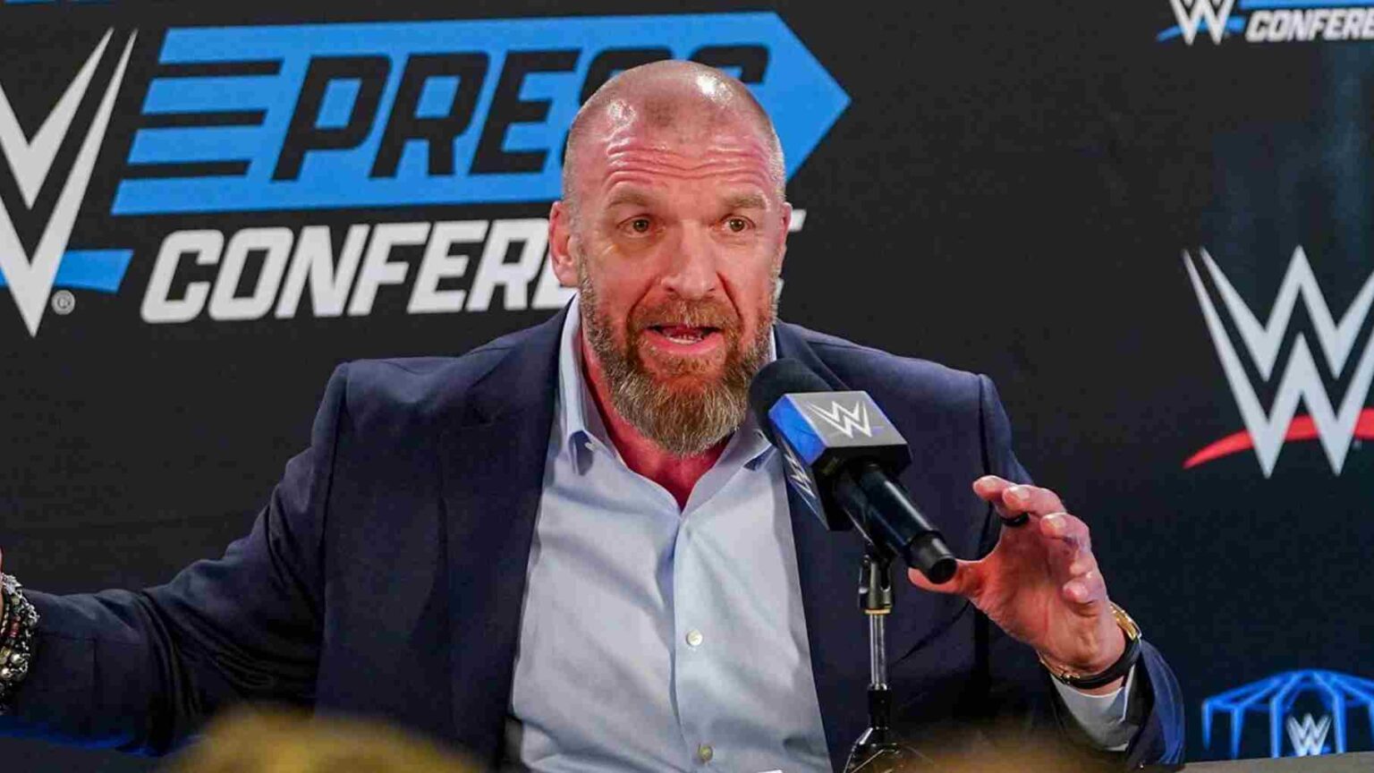 3 señales de que la WWE ha renunciado a una superestrella de SmackDown de 31 años Triple H