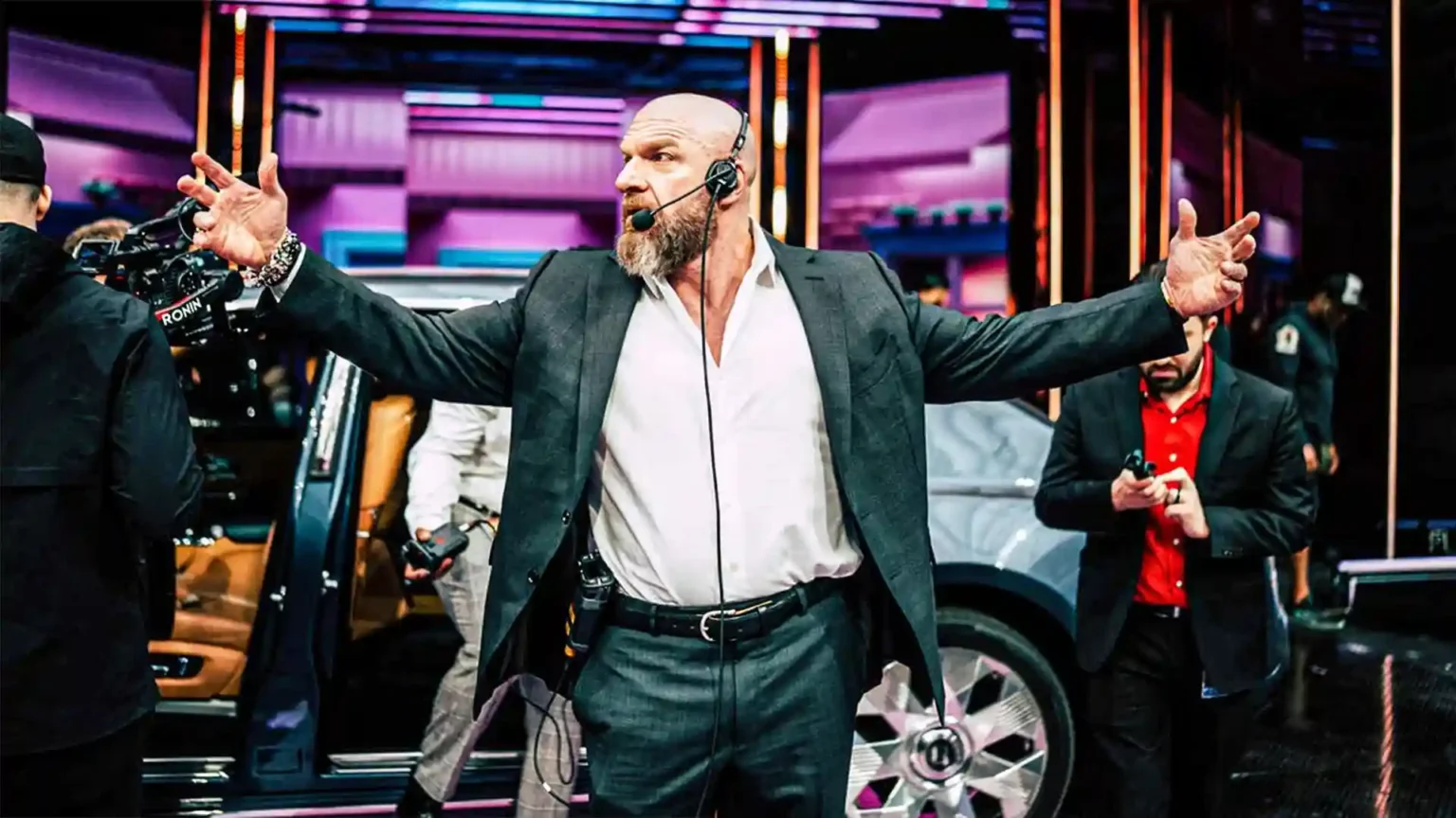 WWE se ha quedado atrás en creativo debido a que tiene “mucha gente mayor” tomando decisiones Triple H