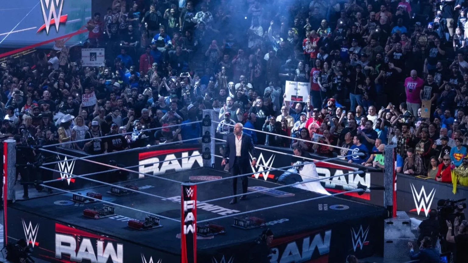 WWE hace un cambio de último minuto a combate titular en RAW Tripel H Raw