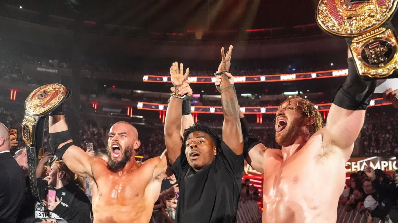 Logan Paul celebra con Austin Theory en Puerto Rico tras ganar los títulos mundiales de parejas en WWE RAW Logan Paul