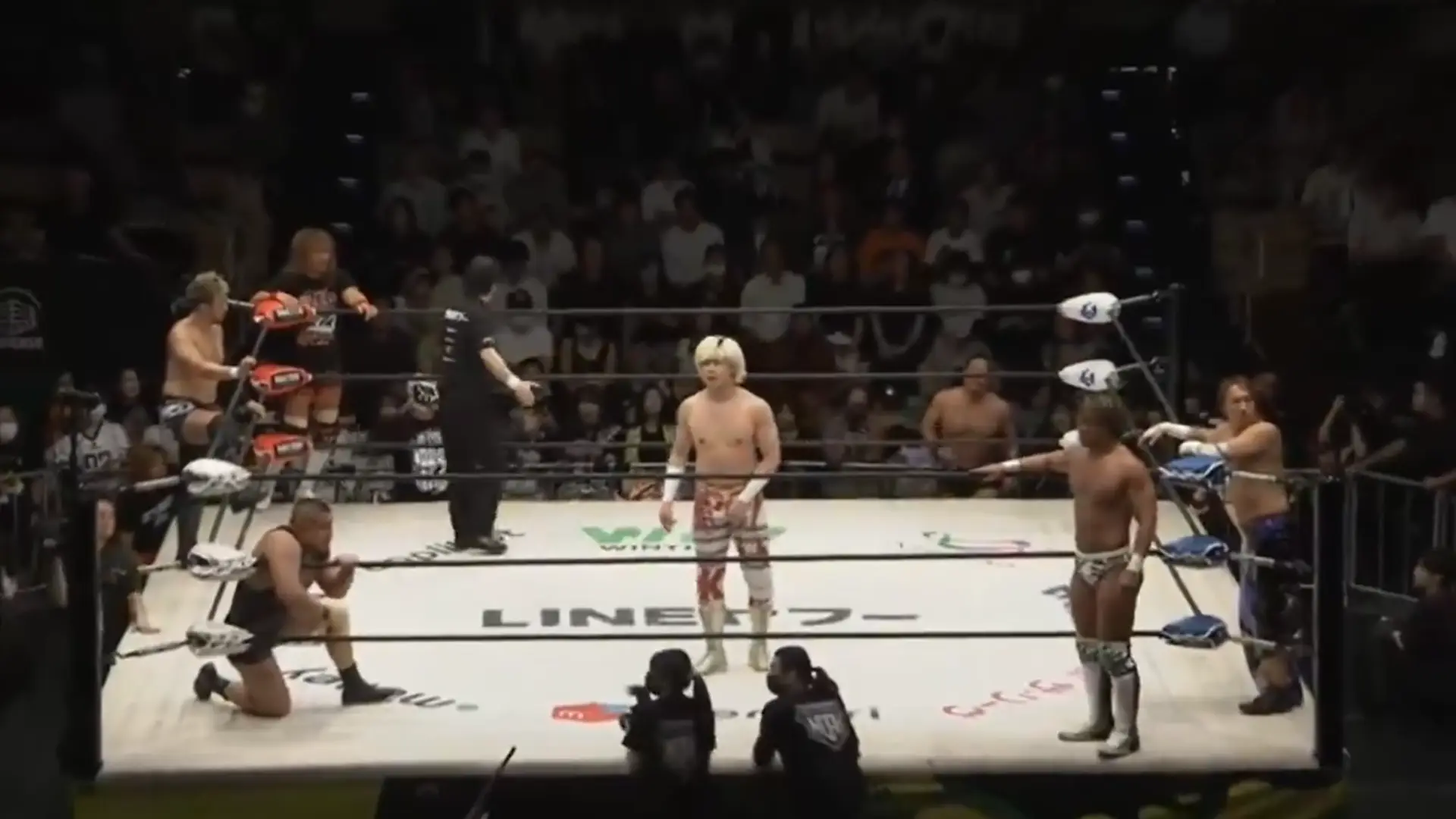 Terremoto detiene combate de lucha libre en Japón