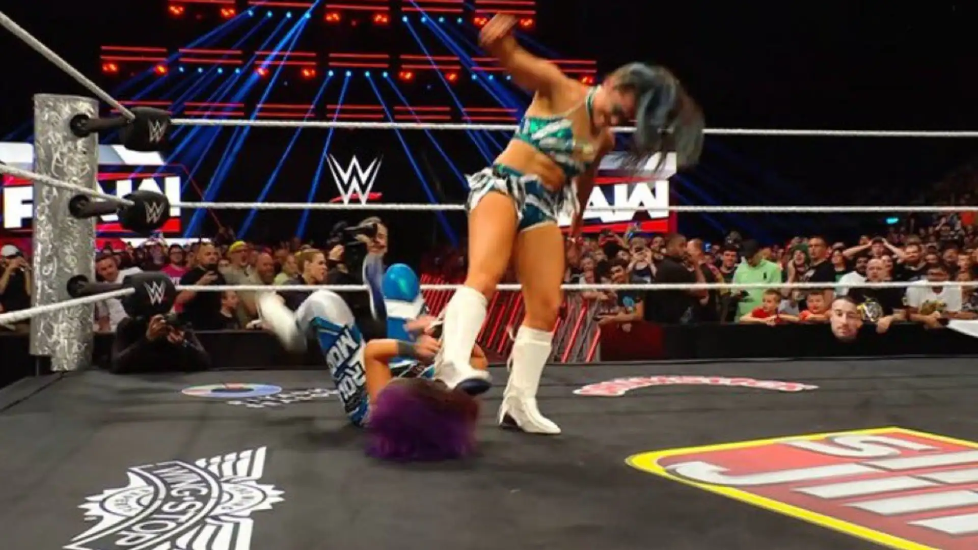 Lyra Valkyria traiciona a Bayley en WWE Raw Lyra
