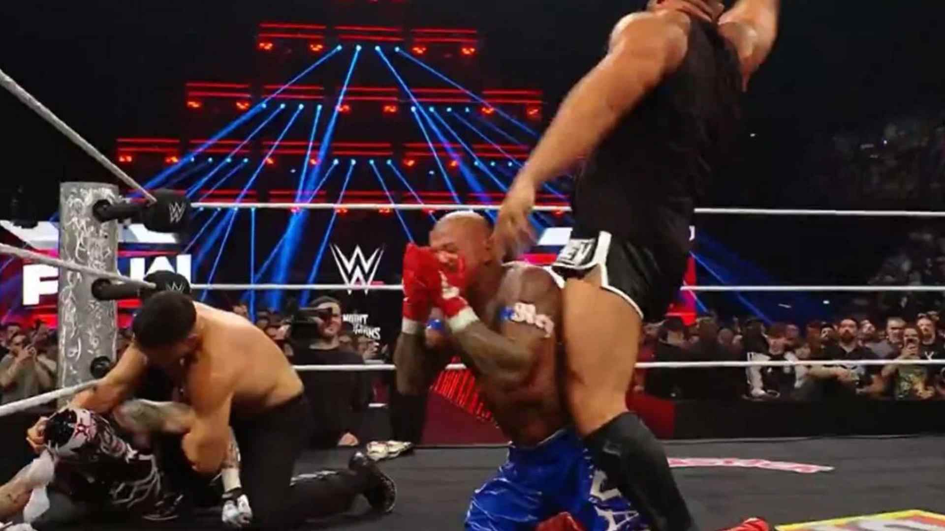 Rey Mysterio es desenmascarado en WWE Raw 6/8 Mysterio Raw