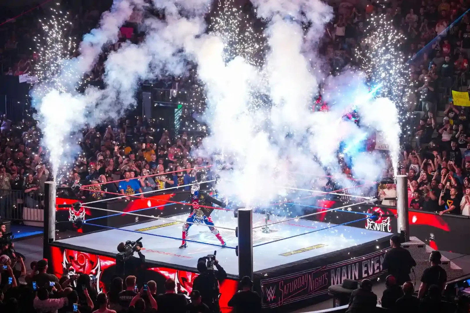 Campeón de la WWE promete una gran reunión con su hermano Penta