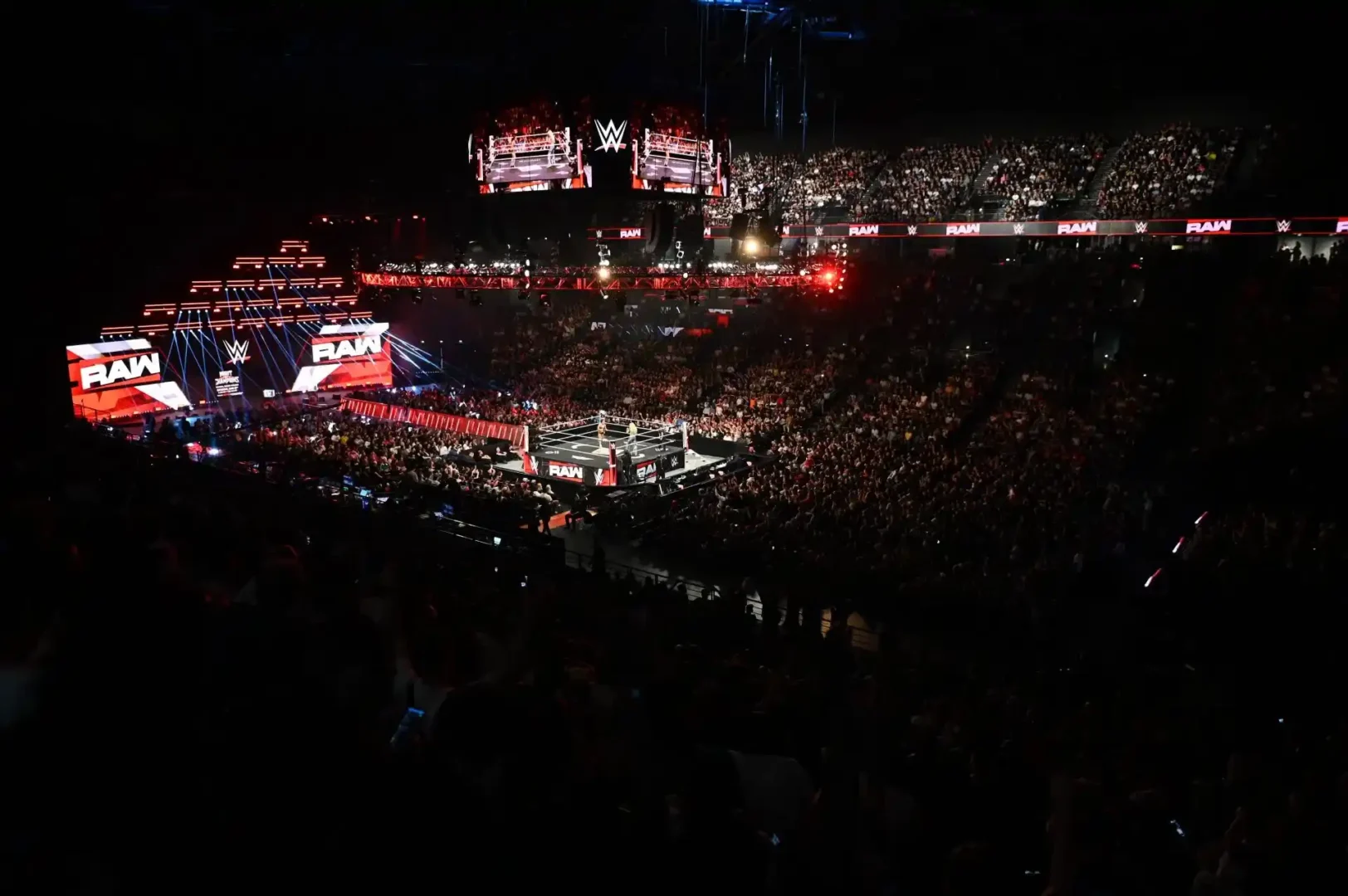 Campeón mundial de peso pesado es repentinamente despojado de su título en una acción disciplinaria WWE Live Event