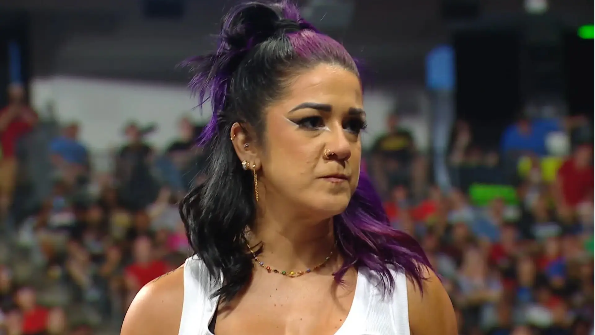 Bayley regresa a WWE y ataca a importante estrella en Monday Night Raw Bayley