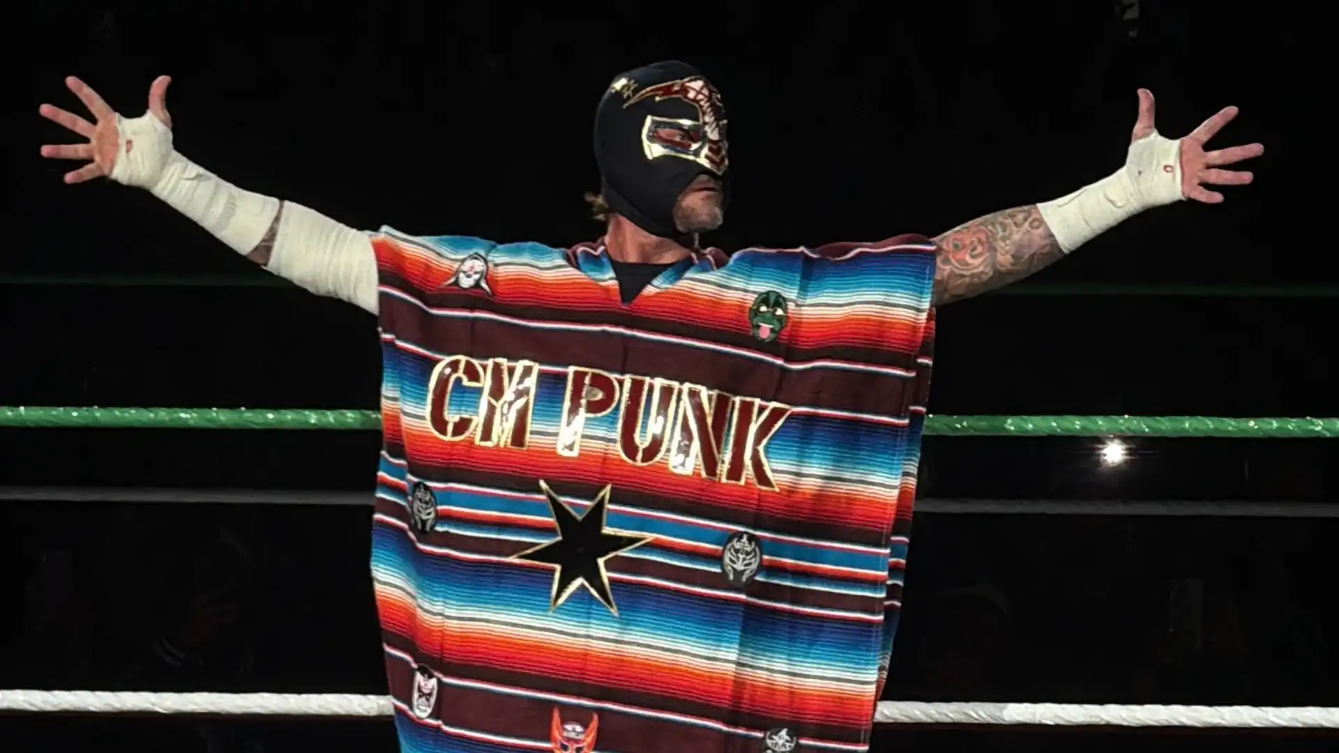 Resultados WWE x AAA Worlds Collide: CM Punk triunfa y Oba Femi sorprende ante Omos CM Punk