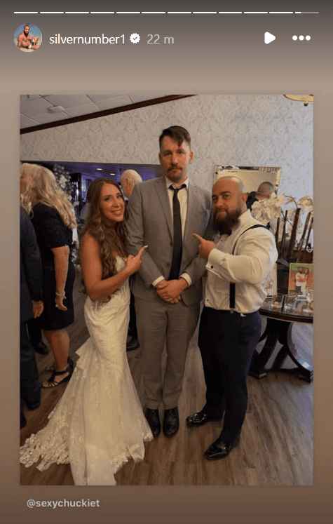 La pareja junto a Chuck Taylor