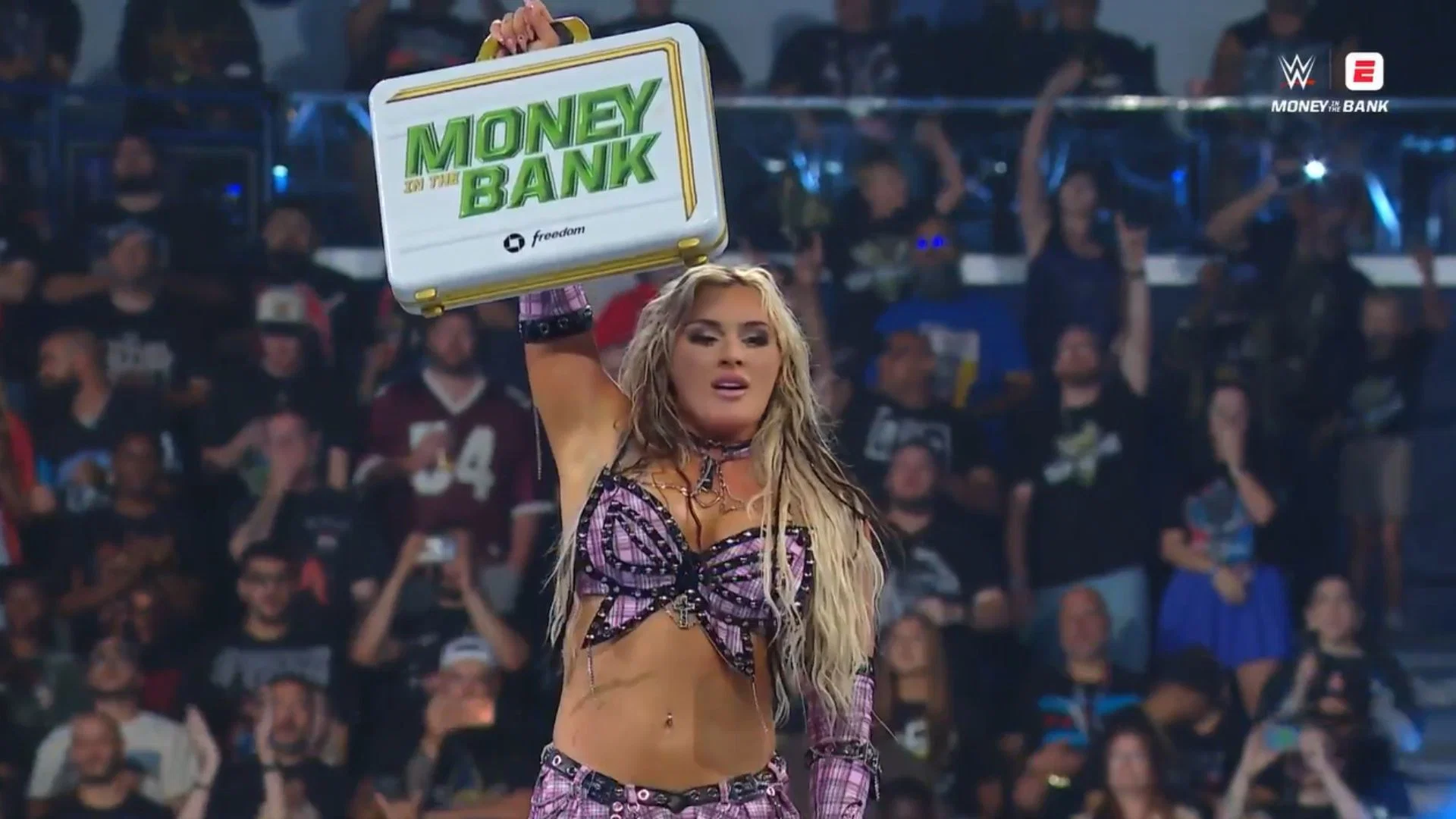 Excampeona de WWE corrige error de Tiffany Stratton tras Money in the Bank: “Creo que se golpeó demasiado fuerte” Tiffy